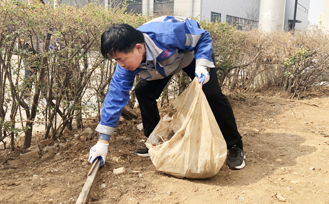 景维江主任在捡拾垃圾